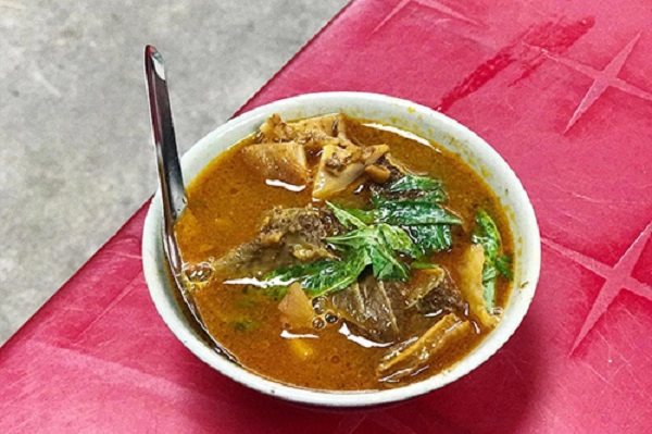 Phá lấu  Phá lấu bò là món thường bán trên đường phố. Phá lấu ăn ngon khi còn nóng, thường được dùng kèm bánh mì hoặc mì vắt, và không thể thiếu chén nước chấm. Giá từ 20.000 đồng một phần phá lấu và bánh mì.  Địa chỉ gợi ý: Các quán ăn trong hẻm nhỏ trên đường Tôn Đản (quận 4), đường Nguyễn Thành Y (quận 1), Nguyễn Tri Phương (quận 5). Ảnh: foodstorytelling.