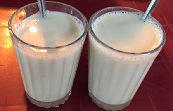 Sữa đậu nành  Sữa đậu nành thường là món đồ uống lý tưởng trong thời tiết se lạnh. Ly sữa nóng ấm có mùi thơm tỏa ra từ khói, để lại dư vị ngọt ngào sau khi uống. Giá từ 5.000 đồng một ly.  Địa chỉ gợi ý: Khu bán sữa đậu nành đêm tại chợ Bà Chiểu (quận Bình Thạnh) hay đường Nguyễn Trãi (quận 5), Hòa Hưng (quận 10). Ảnh: Foody.