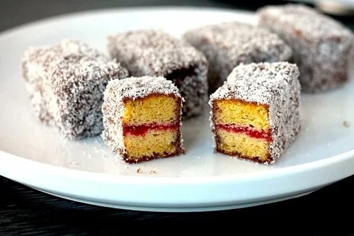 Lamington được công nhận là "Bánh quốc gia Australia", có kích thước nhỏ, bao quanh bởi chocolate và dừa nạo. Một số kiểu cải tiến có thể thêm 2 lớp kem hoặc mứt. Loại bánh này ngon hơn khi uống trà và cà phê. Lamington được bán trong hầu hết cửa hàng bánh, cà phê và trà ở Australia với giá khoảng 2 AUD (30.000 đồng). Ảnh: Aussie Keto Queen.