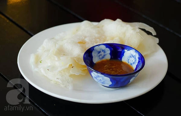 8. Bánh tráng đập: Bánh gồm 1 lớp bánh tráng ướt được kẹp giữa bởi 2 lớp bánh tráng khô. Khi ăn, dùng tay đập nhẹ lên bánh để bánh ướt và khô dính lại với nhau rồi chấm với hỗn hợp nguyên liệu nước mắm cái pha loãng với đường, thơm (dứa) băm nhuyễn, dầu và hành phi vừa tới. Bánh tráng đập chỉ vài ngàn một chiếc, hợp ăn chơi mà không sợ quá no trước bữa tối. Theo 8. Bánh tráng đập: Bánh gồm 1 lớp bánh tráng ướt được kẹp giữa bởi 2 lớp bánh tráng khô. Khi ăn, dùng tay đập nhẹ lên bánh để bánh ướt và khô dính lại với nhau rồi chấm với hỗn hợp nguyên liệu nước mắm cái pha loãng với đường, thơm (dứa) băm nhuyễn, dầu và hành phi vừa tới. Bánh tráng đập chỉ vài ngàn một chiếc, hợp ăn chơi mà không sợ quá no trước bữa tối. Theo