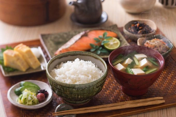 Bữa sáng là bữa ăn quan trọng nhất nhằm nạp đủ năng lượng cho cả ngày. Bữa sáng truyền thống của người Nhật thường được chuẩn bị đầy đủ các món tương tự bữa trưa hoặc tối nhưng khẩu phần ít hơn, thường không có dầu mỡ hay đồ chiên xào cho khỏi ngán. Thông thường set ăn sáng gồm: cơm, súp miso, cá nướng và vài món ăn kèm như rong biển khô, đậu nành lên men, salad...