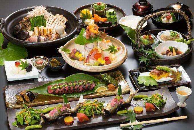 Bữa trưa hoặc tối dù nhiều món ăn hơn nhưng khẩu phần mỗi món luôn nhỏ bởi người Nhật quan niệm thứ gì càng nhỏ càng có giá trị. Bằng cách chia nhỏ phần ăn, trang trí tinh tế, khéo léo giúp người ăn cảm nhận trọn vẹn dinh dưỡng trong thực phẩm, lại tốt cho dạ dày.