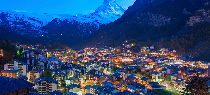 Zermatt, Thụy Sĩ  Toàn bộ ngôi làng hoang sơ này không có xe hơi nên bạn chỉ có thể đến đó bằng tàu hỏa, taxi, hoặc trực thăng. Zermatt còn được mệnh danh là thiên đường tuyết, du khách thường tìm đến đây vào cả mùa đông lẫn mùa hè để tận hưởng sự hùng vĩ của thiên nhiên và trượt tuyết từ độ cao 3.000 m. Ảnh: World Property Journal.