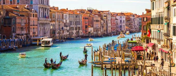 Venice, Italy  Thật thiếu sót nếu danh sách này không nhắc tới thành phố nổi tiếng bậc nhất thế giới - Venice, nơi thu hút khoảng hai đến ba chục triệu lượt khách mỗi năm. Bạn có hai lựa chọn là đi bộ để khám phá những ngôi nhà, con đường màu sắc ở Venice hoặc di chuyển bằng thuyền trên kênh để nhìn ngắm khung cảnh thành phố. Ảnh: Zicasso.