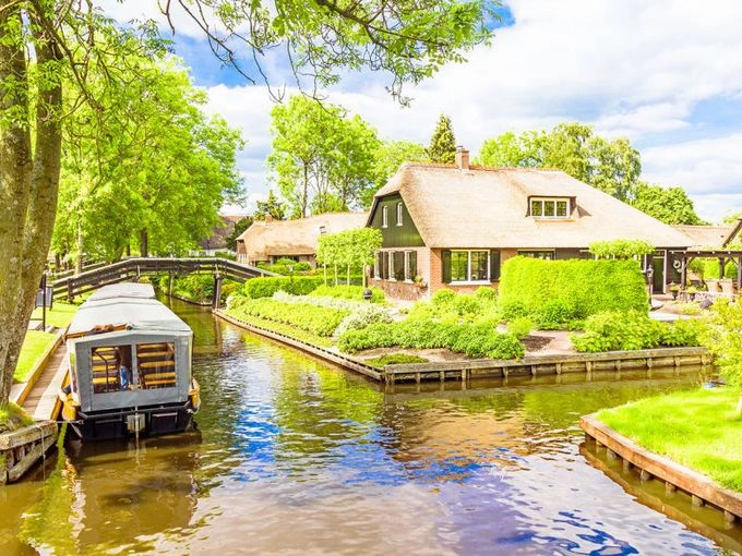 Làng Giethoorn, Hà Lan  Giethoorn thường được gọi một cách trìu mến là Venice của Hà Lan. Nhưng dường như cuộc sống nơi đây yên bình hơn Venice với những trang trại, ngôi nhà gỗ mộc mạc từ thế kỷ thứ 18. Du khách có thể đi xe đạp, đi thuyền vào mùa hè, trượt băng vào mùa đông vì những con kênh của Giethoorn đóng băng suốt những tháng lạnh. Ảnh: Freedom Treks.