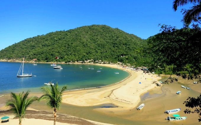 Yelapa, Jalisco, Mexico  Chỉ cách thành phố Puerto Vallarta, Mexico 30 phút đi tàu, Yelapa chính là thiên đường cho những ai mê đắm cái nắng và gió vùng biển, nhưng vẫn muốn thưởng thức bầu không khí trong lành. Các con đường mòn rải đá, bãi biển hoang sơ hay rượu tequila mạnh luôn có một sức hút không thể cưỡng lại với du khách đến vùng biển đậm chất Latin này. Ảnh: Travelocity.