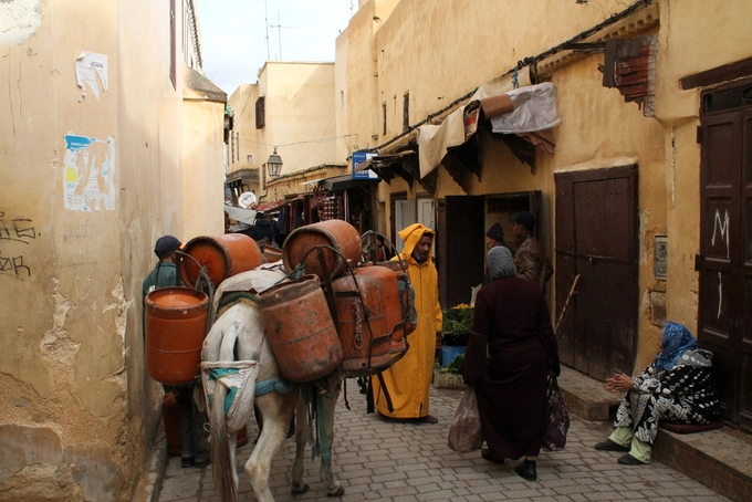 Fes-el-Bali, Morocco  Đôi khi xe hơi là một thứ gì đó xa lạ và không cần thiết, điều này đã được chứng minh ở nơi được gọi là mê cung của Morocco, Fes-el-Bali (hay còn gọi là Medina of Fez). Lý do đơn giản là 9.400 con hẻm ở đây quá nhỏ cho bất kỳ loại phương tiện hiện đại nào, chưa kể còn bị chen lấn bởi biển quảng cáo, hàng quán, những bờ tường cao vút của nhà thờ hồi giáo và các xưởng da. Khi cần chở hàng hóa, phương tiện đầu tiên người ta nghĩ tới là lừa hoặc ngựa. Ảnh: Onistravelling.