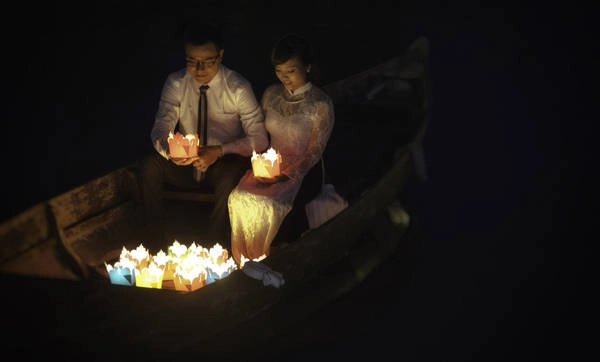 Cùng nhau thả đèn hoa đăng trên sông Hoài. Ảnh: Stewart Cooke