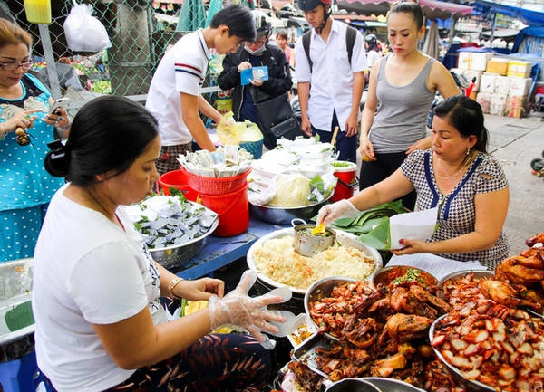 8-quan-an-nhin-tuenh-toang-nhung-ai-thu-mot-lan-cung-gat-gu-dang-dong-tien-bat-gao-ivivu-1