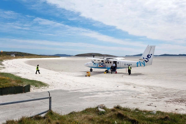 Khi thủy triều lên, sân bay Barra, Scotland là một bãi tắm bình thường. Ảnh: Spumador | Dreamstime.com