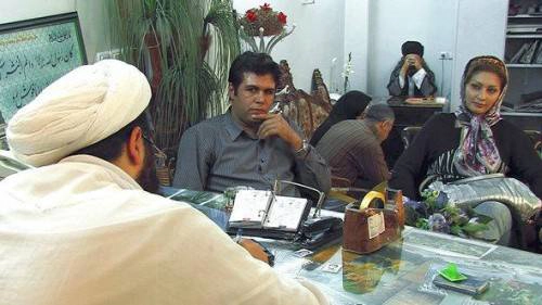 Đám cưới "tàu nhanh" là một hình thức kết hôn phổ biến tại Iran. Chính phủ Iran cho phép người dân thực hiện đám cưới tạm để tránh tình trạng quan hệ tình dục bừa bãi và đẩy lùi mại dâm. Theo đó, phụ nữ và đàn ông có thể ký giấy làm vợ chồng trong một thời gian ngắn, thậm chí là tính theo phút. Điều này cho phép họ quan hệ tình dục trước hôn nhân chính thức mà không bị phản đối theo Hồi giáo Shiite. Ảnh: Vagabomb. Đám cưới "tàu nhanh" là một hình thức kết hôn phổ biến tại Iran. Chính phủ Iran cho phép người dân thực hiện đám cưới tạm để tránh tình trạng quan hệ tình dục bừa bãi và đẩy lùi mại dâm. Theo đó, phụ nữ và đàn ông có thể ký giấy làm vợ chồng trong một thời gian ngắn, thậm chí là tính theo phút. Điều này cho phép họ quan hệ tình dục trước hôn nhân chính thức mà không bị phản đối theo Hồi giáo Shiite. Ảnh: Vagabomb.