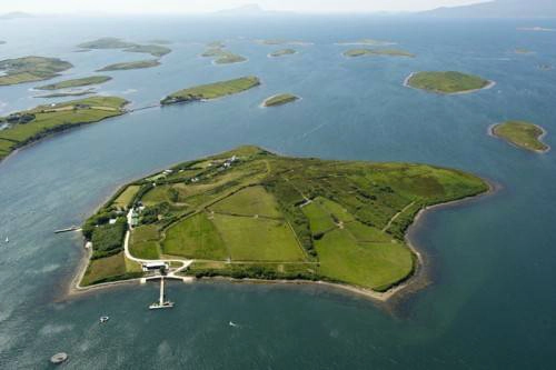 Những người dân sống tại Inis Beag, Ireland không được phép khoả thân, ngay cả khi ân ái họ cũng phải mặc đồ lót. Ảnh: Wiki. Những người dân sống tại Inis Beag, Ireland không được phép khoả thân, ngay cả khi ân ái họ cũng phải mặc đồ lót. Ảnh: Wiki.