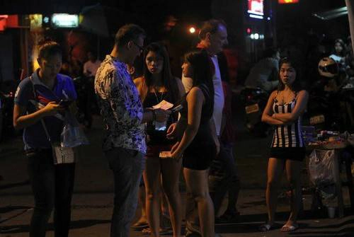 Pon là lễ hội sex công khai với người lạ tại Indonesia. Những người tham gia vào tập tục này tin rằng ăn nằm với người lạ trên đỉnh núi Gunung Kemukus sẽ đem lại phước lành cho họ. Trước khi cầu nguyện, họ phải trầm mình trong nước suối rồi đi tìm người phối ngẫu cho mình. Những người hành hương phải thực hiện nghi lễ này 7 lần liên tục trong mỗi 35 ngày. Người Indonesia thực sự có niềm tin tín ngưỡng khi tham gia tập tục này. Ảnh: BP. Pon là lễ hội sex công khai với người lạ tại Indonesia. Những người tham gia vào tập tục này tin rằng ăn nằm với người lạ trên đỉnh núi Gunung Kemukus sẽ đem lại phước lành cho họ. Trước khi cầu nguyện, họ phải trầm mình trong nước suối rồi đi tìm người phối ngẫu cho mình. Những người hành hương phải thực hiện nghi lễ này 7 lần liên tục trong mỗi 35 ngày. Người Indonesia thực sự có niềm tin tín ngưỡng khi tham gia tập tục này. Ảnh: BP.