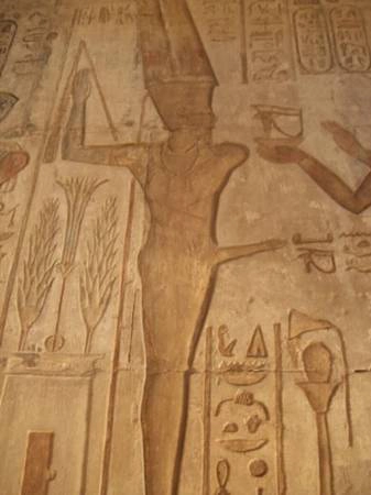 Các pharaoh từng phải "tự sướng" dưới sông trước bàn dân thiên hạ. Theo truyền thuyết của Ai Cập cổ đại, thần Atum đã tự tạo ra vũ trụ bằng thân thể của mình. Người Ai Cập cổ tin rằng lưu lượng của sông Nile phụ thuộc vào tần xuất "tự chiều" của Atum. Do đó, những vị pharaoh phải làm nghi lễ "tự sướng" xuống lòng sông để đảm bảo con sông luôn có nước dồi dào. Ảnh: The Richest. Các pharaoh từng phải "tự sướng" dưới sông trước bàn dân thiên hạ. Theo truyền thuyết của Ai Cập cổ đại, thần Atum đã tự tạo ra vũ trụ bằng thân thể của mình. Người Ai Cập cổ tin rằng lưu lượng của sông Nile phụ thuộc vào tần xuất "tự chiều" của Atum. Do đó, những vị pharaoh phải làm nghi lễ "tự sướng" xuống lòng sông để đảm bảo con sông luôn có nước dồi dào. Ảnh: The Richest.
