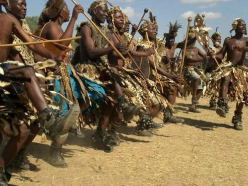 Những người Tonga của Mozambique cho rằng hôn rất mất vệ sinh do mọi người sẽ trao đổi nước bọt với nhau. Điều này được lý giải từ việc chứng kiến người phương Tây hôn nhau đã khiến tộc Tonga cảm thấy sốc và cho rằng những người này có thói quen ăn uống mất vệ sinh. Ảnh: Sarah Monroe. Những người Tonga của Mozambique cho rằng hôn rất mất vệ sinh do mọi người sẽ trao đổi nước bọt với nhau. Điều này được lý giải từ việc chứng kiến người phương Tây hôn nhau đã khiến tộc Tonga cảm thấy sốc và cho rằng những người này có thói quen ăn uống mất vệ sinh. Ảnh: Sarah Monroe.