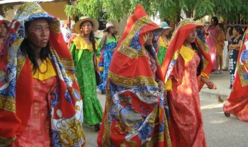 Tộc người Guajiro của Colombia có một nghi lễ đặc biệt. Theo đó, họ sẽ thực hiện một điệu nhảy truyền thống để những người phụ nữ quyến rũ người đàn ông họ thích. Nếu một người phụ nữ lột sạch đồ của ai, hai người sẽ phải ăn nằm với nhau. Ảnh: Babelque. Tộc người Guajiro của Colombia có một nghi lễ đặc biệt. Theo đó, họ sẽ thực hiện một điệu nhảy truyền thống để những người phụ nữ quyến rũ người đàn ông họ thích. Nếu một người phụ nữ lột sạch đồ của ai, hai người sẽ phải ăn nằm với nhau. Ảnh: Babelque.