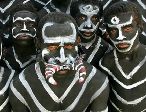 Theo tục lệ, trẻ em từ 7 đến 10 tuổi người Sambian (Papua New Guinea) phải uống tinh trùng của những chiến binh mạnh mẽ nhất trong bộ tộc để phân ra các bé trai và bé gái. Ảnh: @blueline2011. Theo tục lệ, trẻ em từ 7 đến 10 tuổi người Sambian (Papua New Guinea) phải uống tinh trùng của những chiến binh mạnh mẽ nhất trong bộ tộc để phân ra các bé trai và bé gái. Ảnh: @blueline2011.