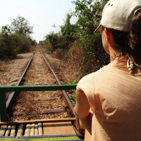 Tàu mảng tre là phương tiện được du khách đến Battambang rất yêu thích. Ảnh:lottiegc96
