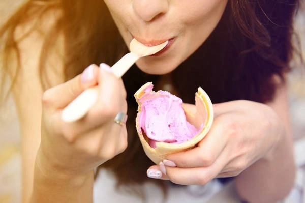 Đừng tưởng ăn kem hay uống nước có đá lạnh là vô hại nhé. Ở một số nơi đá được làm không phải từ nước lọc sạch, nếu ăn nhiều đồ đông lạnh không những bị đau bụng mà còn dễ viêm họng, ốm. 8-thuc-pham-nen-han-che-an-khi-di-du-lich-ivivu-2