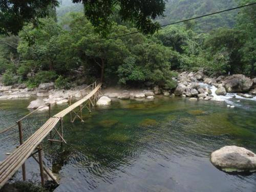 Cầu tre bắc ngang suối nước Moọc. Ảnh: lonelyplanet Cầu tre bắc ngang suối nước Moọc. Ảnh: lonelyplanet