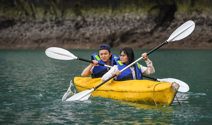 Chèo thuyền kayak  Những du khách thích sự riêng tư hơn có thể chèo thuyền kayak để khám phá địa danh này. Nước tại đây khá nông và trong, có thể nhìn thấy cả những rạn san hô và rong biển phía dưới mái chèo. Giá thuê thuyền là 50.000 đồng mỗi chiếc.