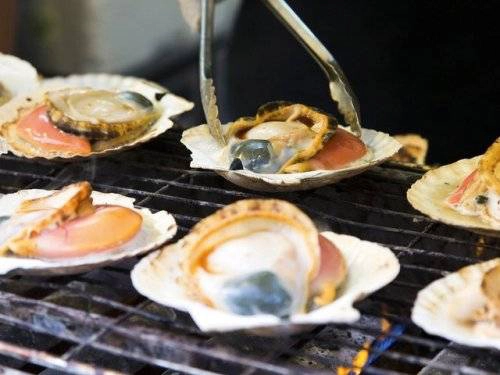 <strong>Thưởng thức tiệc BBQ tại Cheongsapo Suminine: </strong> Đây là nhà hàng BBQ nổi tiếng tại Busan. Tuy nhiên thực đơn của nó không phải thịt bò, lợn hay gà mà là sò, hến, điệp, tôm... Tất cả được nướng trên than hồng mang đến hương vị tự nhiên và nóng hổi. Với những làn gió biển thổi vào, bữa ăn của bạn sẽ càng thêm thú vị. <strong>Thưởng thức tiệc BBQ tại Cheongsapo Suminine: </strong> Đây là nhà hàng BBQ nổi tiếng tại Busan. Tuy nhiên thực đơn của nó không phải thịt bò, lợn hay gà mà là sò, hến, điệp, tôm... Tất cả được nướng trên than hồng mang đến hương vị tự nhiên và nóng hổi. Với những làn gió biển thổi vào, bữa ăn của bạn sẽ càng thêm thú vị.