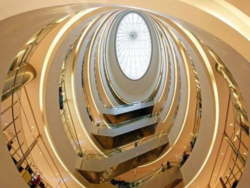 <strong>Mua sắm tại Shinsegae Department Store: </strong> Đây là trung tâm thương mại hoành tráng với các cửa hàng thiết kế cao cấp. Bạn có thể bắt đầu với bữa sáng ở tầng hầm; thư giãn trong khu Jimjilbang sang trọng "Spa Land" hoặc làm vài vòng quanh sân trượt băng; thưởng thức một bộ phim 4D và ngắm hoàng hôn Busan từ khu vườn trên mái; rồi kết thúc tại một trong những nhà hàng ở tầng trên cùng. <strong>Mua sắm tại Shinsegae Department Store: </strong> Đây là trung tâm thương mại hoành tráng với các cửa hàng thiết kế cao cấp. Bạn có thể bắt đầu với bữa sáng ở tầng hầm; thư giãn trong khu Jimjilbang sang trọng "Spa Land" hoặc làm vài vòng quanh sân trượt băng; thưởng thức một bộ phim 4D và ngắm hoàng hôn Busan từ khu vườn trên mái; rồi kết thúc tại một trong những nhà hàng ở tầng trên cùng.