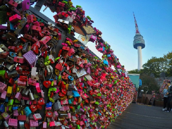 Tham quan tháp Namsan  Tháp Namsan cao 236 m, du khách tới đây sẽ được ngắm "đã mắt" cảnh đẹp. Có 2 cách lên đỉnh tháp là đi cáp treo, hoặc chọn buýt trung chuyển lên đồi rồi lên tháp. Đây cũng là nơi các đôi tình nhân tìm thấy các ổ khóa tình yêu. Ảnh: Asiaculture.