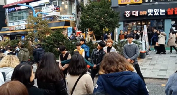 Dừng chân nghe nhạc đường phố trên đường ở Hongdae  Dù Myeongdong đã được mệnh danh khu phố mua sắm nổi tiếng nhất ở Seoul, Hodae vẫn là một nơi không thể bỏ qua. Trong khi các phố bày bán nhiều hàng hóa hấp dẫn, các ngõ ở Hongdae còn có các nhóm nhạc, nhóm nhảy biểu diễn tự do rất sôi động. Hongdae vì thế mang một nét riêng cuốn hút người yêu nhạc đường phố. Ảnh: Asiaone.