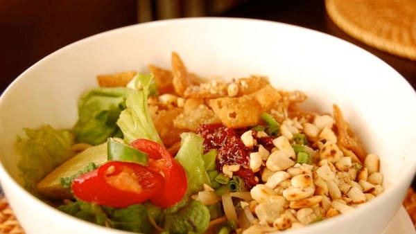 Ăn cao lầu: Cao lầu là món ăn nổi tiếng của đất Hội An. Về nguồn gốc của tên cao lầu, đến nay vẫn chưa có ai lý giải được. Sợi mì của cao lầu làm từ gạo ngon được ngâm vào nước tro sau đó xay thành bột và được lọc nhiều lần, cán thành miếng và thành sợi nhỏ để hấp rồi đưa đi phơi khô. Nếu như các món bún, phở dùng nhiều nước dùng thì cao lầu không như vậy. Trong một tô cao lầu có tóp mỡ, một chút nước trộn, thịt xá xíu và rau thơm. Các thực khách trước khi ăn sẽ trộn đều các nguyên liệu và đưa vào miệng để cảm nhận hết hương vị hòa lẫn của béo ngậy từ tóp mỡ, thanh mát của rau, thơm của thịt, dai và giòn của sợi mì cùng vị cay của gia vị từ ớt. Ảnh: CNN Go.