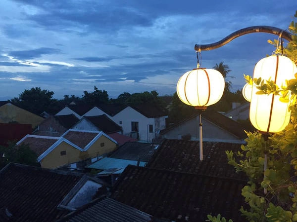 Uống cà phê trong phố cổ: Sau khi đi dạo quanh phố cổ, bạn có thể dừng chân tại một quán cà phê ven đường để vừa nhâm nhi vừa nghỉ ngơi. Các quán cà phê ở Hội An không quá rộng nhưng được bài trí với phong cách hoài cổ cùng tông màu nâu trầm càng làm cho không gian thêm giản dị nhưng rất đỗi gần gũi với mọi người. Khi bước vào các quán, khách như trút bỏ được sự nhộn nhịp, ồn ào để hòa mình vào không gian lặng lẽ và mùi cà phê thơm nồng. Du khách có thể chọn những quán có tầng 2 để ngắm toàn bộ phong cảnh xung quanh. Ảnh: Quang Minh.
