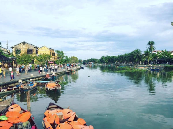 Đi thuyền trên sông Hoài: Thuyền dùng để chở khách trên sông hoàn toàn được chèo bằng tay, không dùng động cơ máy móc, nên du khách cảm nhận được không khí thanh bình của phố cổ. Bạn sẽ được ngắm khung cảnh hai bên bờ sông với những căn nhà cổ hàng trăm năm tuổi, dòng người nhộn nhịp rảo bước. Khi ngồi trên thuyền, du khách còn được lắng nghe những câu chuyện từ người lái đò về Hội An và cuộc sống nơi đây. Trải nghiệm này càng tuyệt vời hơn khi bạn đi thuyền vào buổi tối. Ánh đèn lồng hắt xuống dòng sông lấp lánh cùng ánh đèn hoa đăng trôi trên dòng nước sẽ là ấn tượng khó phai trong lòng lữ khách. Ảnh: Quang Minh.