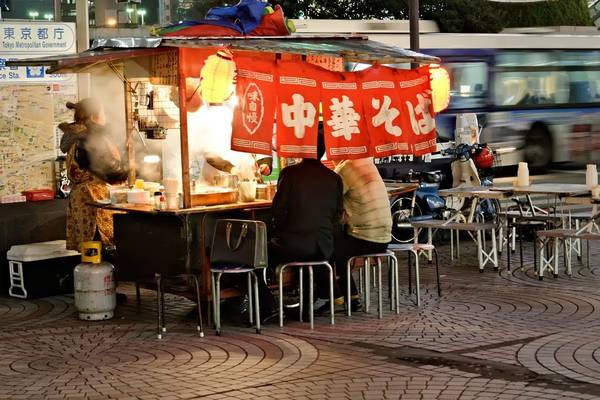 Một quán ăn vỉa hè khu Shinjuku, Tokyo. Ảnh: panoramio.com