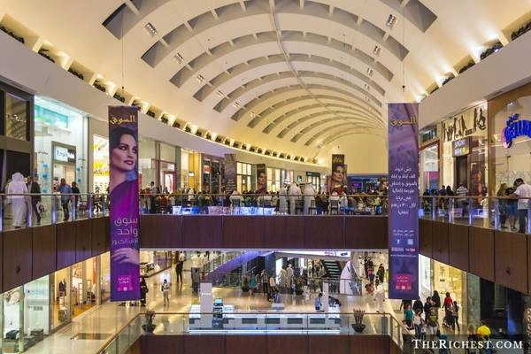 Mua sắm ở Dubai Mall: Khu tổ hợp mua sắm khổng lồ này có tới hơn 12.000 cửa hàng, trong đó có nhiều thương hiệu lớn trên thế giới. Với những tín đồ thời trang, đây là cơ hội để “tậu” các món đồ hàng hiệu mới nhất. Dubai Mall còn có bể thủy sinh, vườn thú dưới nước, khu trượt băng và nhiều điểm tham quan thú vị khác. Mua sắm ở Dubai Mall: Khu tổ hợp mua sắm khổng lồ này có tới hơn 12.000 cửa hàng, trong đó có nhiều thương hiệu lớn trên thế giới. Với những tín đồ thời trang, đây là cơ hội để “tậu” các món đồ hàng hiệu mới nhất. Dubai Mall còn có bể thủy sinh, vườn thú dưới nước, khu trượt băng và nhiều điểm tham quan thú vị khác.