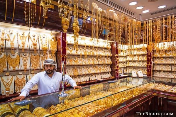 Vung tiền ở chợ vàng: Chợ vàng là một trong những điểm tham quan hấp dẫn nhất Dubai, với những sản phẩm đảm bảo và thường rẻ hơn so với mặt bằng chung của thế giới từ 10-20%. Bạn hoàn toàn có thể đầu tư tiền mua vài món và về bán lại. Chất lượng vàng trong các cửa hàng ở đây được chính phủ đảm bảo. Tuy nhiên, bạn không nên mua vàng của những người bán rong. Vung tiền ở chợ vàng: Chợ vàng là một trong những điểm tham quan hấp dẫn nhất Dubai, với những sản phẩm đảm bảo và thường rẻ hơn so với mặt bằng chung của thế giới từ 10-20%. Bạn hoàn toàn có thể đầu tư tiền mua vài món và về bán lại. Chất lượng vàng trong các cửa hàng ở đây được chính phủ đảm bảo. Tuy nhiên, bạn không nên mua vàng của những người bán rong.