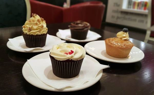 Ăn bánh cupcake của Bloomsbury ở Dubai Mall: Ngoài những món bánh ngon tuyệt, nếu thừa tiền, bạn có thể đặt “The Golden Phoenix” - chiếc bánh cupcake đắt nhất thế giới. Được làm từ chocolate hảo hạng, bọc trong lá vàng ăn được và sử dụng những nguyên liệu quý hiếm, Golden Phoenix có giá 1.000 USD. Chỉ cần gọi một chiếc bánh này với tách cà phê vào buổi tối là sáng hôm sau bạn sẽ xuất hiện trên mặt báo rồi. Ăn bánh cupcake của Bloomsbury ở Dubai Mall: Ngoài những món bánh ngon tuyệt, nếu thừa tiền, bạn có thể đặt “The Golden Phoenix” - chiếc bánh cupcake đắt nhất thế giới. Được làm từ chocolate hảo hạng, bọc trong lá vàng ăn được và sử dụng những nguyên liệu quý hiếm, Golden Phoenix có giá 1.000 USD. Chỉ cần gọi một chiếc bánh này với tách cà phê vào buổi tối là sáng hôm sau bạn sẽ xuất hiện trên mặt báo rồi.