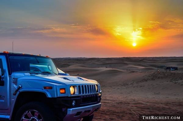 Đăng ký tour hạng sang khám phá sa mạc Dubai: Nghĩ tới sa mạc, người ta thường nghĩ tới một nơi nóng, khô và chẳng có gì thú vị. Tuy nhiên, một chuyến đi tới vùng hoang vu của Dubai sẽ khiến bạn thay đổi suy nghĩ. Du khách sẽ được cưỡi lạc đà, lái xe Bentley vượt cồn cát, bay trên khí cầu, đi xe jeep tới một ốc đảo để trải nghiệm một đêm như trong “Nghìn lẻ một đêm” với rượu ngon, đồ ăn thượng hạng và những vũ điệu quyến rũ. Đăng ký tour hạng sang khám phá sa mạc Dubai: Nghĩ tới sa mạc, người ta thường nghĩ tới một nơi nóng, khô và chẳng có gì thú vị. Tuy nhiên, một chuyến đi tới vùng hoang vu của Dubai sẽ khiến bạn thay đổi suy nghĩ. Du khách sẽ được cưỡi lạc đà, lái xe Bentley vượt cồn cát, bay trên khí cầu, đi xe jeep tới một ốc đảo để trải nghiệm một đêm như trong “Nghìn lẻ một đêm” với rượu ngon, đồ ăn thượng hạng và những vũ điệu quyến rũ.