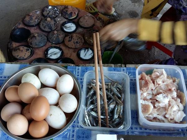 Những nguyên liệu làm nên chiếc bánh căn thơm lừng. Ảnh: Việt Phương