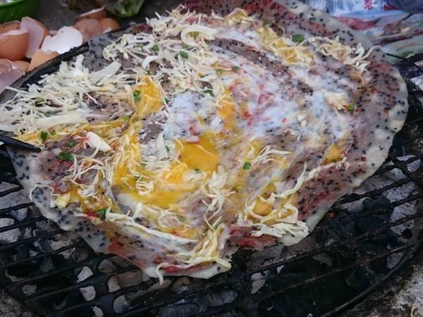 Bên trong chiếc bánh tráng mắm ruốc. Ảnh: Minh Triết