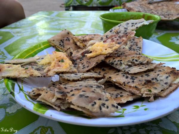 Bánh được cắt nhỏ ra cho dễ cầm. Ảnh: Tiểu Duy