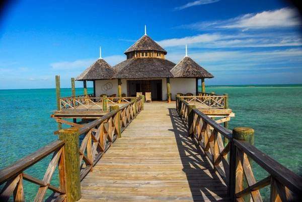 Kamalame Cay là một khu nghỉ dưỡng riêng tư, chỉ có thể đi bằng phà mất năm phút từ Andros. Khu nghỉ dưỡng chỉ có Wi-Fi ở văn phòng chính, còn nhà hàng và các villa đều không có. Du khách có thể lặn biển để ngắm rặng san hô ngoài khơi cùng một hố sụt độc đáo.