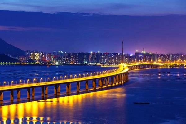 Cầu Shenzhen: Khi màn đêm buông xuống, bạn hãy đến khu phố Lau Fau Shan để có thể chiêm ngưỡng vẻ đẹp của cây cầu Shenzhen. Khi đã hoàn thành công việc chụp hình, hãy tận hưởng những món hải sản vô cùng ngon miệng tại những nhà hàng của Lau Fau Shan. Để đến được đây, hãy bắt xe bus số 618 từ Tin Shui Wai. Cầu Shenzhen: Khi màn đêm buông xuống, bạn hãy đến khu phố Lau Fau Shan để có thể chiêm ngưỡng vẻ đẹp của cây cầu Shenzhen. Khi đã hoàn thành công việc chụp hình, hãy tận hưởng những món hải sản vô cùng ngon miệng tại những nhà hàng của Lau Fau Shan. Để đến được đây, hãy bắt xe bus số 618 từ Tin Shui Wai.