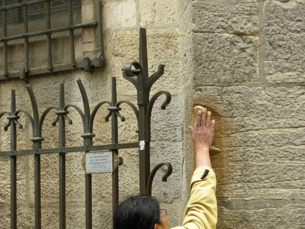Theo truyền thống, việc xoa tượng cú Dijon ở Nhà thờ Đức bà (Paris, Pháp) bằng tay trái sẽ biến mơ ước của bạn thành sự thật. Theo truyền thống, việc xoa tượng cú Dijon ở Nhà thờ Đức bà (Paris, Pháp) bằng tay trái sẽ biến mơ ước của bạn thành sự thật.