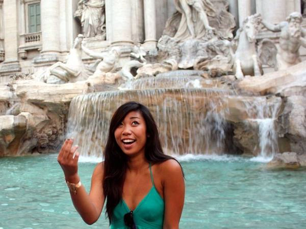 Tương tự, việc ném một đồng xu qua vai trái xuống đài phun nước Trevi (Rome, Italy) sẽ cho bạn quay lại đây một lần nữa. Số tiền ném xuống đây được dùng làm từ thiện. Tương tự, việc ném một đồng xu qua vai trái xuống đài phun nước Trevi (Rome, Italy) sẽ cho bạn quay lại đây một lần nữa. Số tiền ném xuống đây được dùng làm từ thiện.