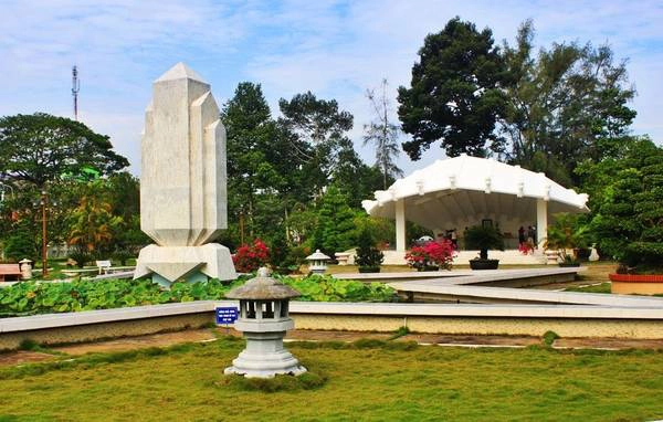 Lăng mộ cụ Phó bảng Nguyễn Sinh Sắc: Nằm cách trung tâm thành phố Cao Lãnh khoảng 1km, lăng mộ cụ Phó bảng Nguyễn Sinh Sắc luôn là điểm thu hút du khách đến thăm quan, tìm hiểu về thân thế, sự nghiệp cũng như cuộc sống của cụ ở Cao Lãnh. Ảnh: loca.vn