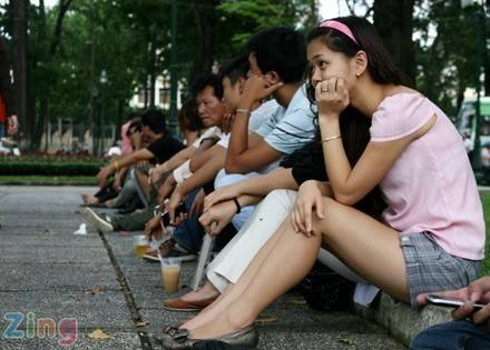 <strong>2. Cà phê bệt</strong> là điểm cà phê trò chuyện được yêu thích của giới trẻ và dân văn phòng Sài thành. Tên của địa điểm này bắt nguồn từ việc hành động ngồi bệt xuống đất để uống nuớc, trò chuyện hay ngắm cảnh. Điểm thú vị của loại hình này là giá mềm, không gian rộng rãi, thoáng mát, phong cảnh đẹp. Ảnh: Nguyễn Hà. <strong>2. Cà phê bệt</strong> là điểm cà phê trò chuyện được yêu thích của giới trẻ và dân văn phòng Sài thành. Tên của địa điểm này bắt nguồn từ việc hành động ngồi bệt xuống đất để uống nuớc, trò chuyện hay ngắm cảnh. Điểm thú vị của loại hình này là giá mềm, không gian rộng rãi, thoáng mát, phong cảnh đẹp. Ảnh: Nguyễn Hà.