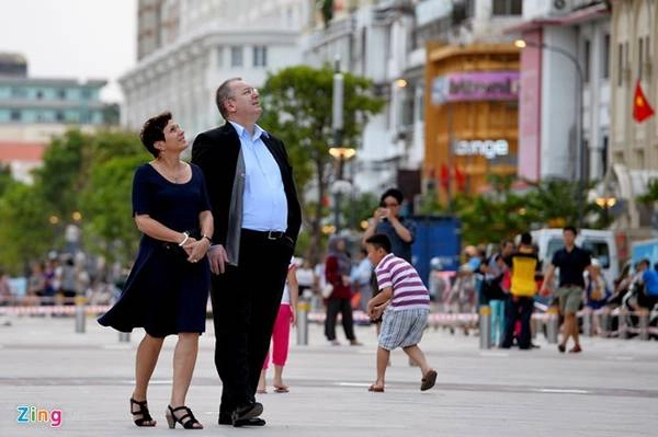 6. Phố đi bộ Nguyễn Huệ: Từ khi khánh thành, đây là điểm thu hút cả người Sài Gòn lẫn du khách. Công trình có chiều dài 670 mét, rộng 64 mét với tổng kinh phí đầu tư gần 430 tỷ đồng. Ảnh: Lê Quân. 6. Phố đi bộ Nguyễn Huệ: Từ khi khánh thành, đây là điểm thu hút cả người Sài Gòn lẫn du khách. Công trình có chiều dài 670 mét, rộng 64 mét với tổng kinh phí đầu tư gần 430 tỷ đồng. Ảnh: Lê Quân.