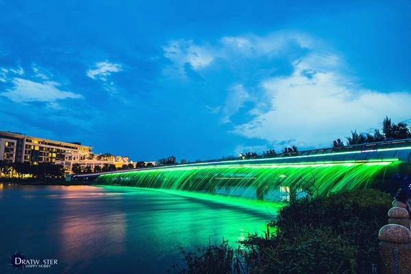 7. Cầu Ánh Sao (Starlight Bridge) tọa lạc tại khu đô thị Phú Mỹ Hưng, quận 7, TP HCM. Cầu có chiều dài 170 m, bắc ngang qua kênh Thầy Tiêu với thiết kế cong hình mặt trăng. Sàn cầu được lắp những chiếc đèn nhỏ như sao trời, hai bên cầu được thiết kế mô phỏng mô hình mặt trời và mặt trăng. Ảnh: Dratwister. 7. Cầu Ánh Sao (Starlight Bridge) tọa lạc tại khu đô thị Phú Mỹ Hưng, quận 7, TP HCM. Cầu có chiều dài 170 m, bắc ngang qua kênh Thầy Tiêu với thiết kế cong hình mặt trăng. Sàn cầu được lắp những chiếc đèn nhỏ như sao trời, hai bên cầu được thiết kế mô phỏng mô hình mặt trời và mặt trăng. Ảnh: Dratwister.