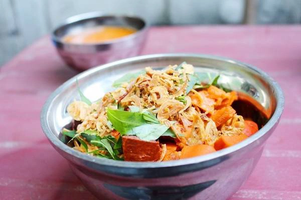 9. Các khu phố ẩm thực trên các tuyến đường như An Dương Vương, Vĩnh Khánh, Sư Vạn Hạnh... là nơi để bạn thưởng thức những món ăn ngon và độc đáo của Sài Gòn. Ảnh: Huỳnh Hằng. 9. Các khu phố ẩm thực trên các tuyến đường như An Dương Vương, Vĩnh Khánh, Sư Vạn Hạnh... là nơi để bạn thưởng thức những món ăn ngon và độc đáo của Sài Gòn. Ảnh: Huỳnh Hằng.
