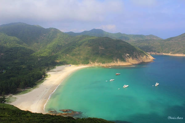 Long Ke Wan là bãi biển xanh trong hiếm hoi ở đảo Hong Kong, nơi có làn nước biển xanh trong như ngọc bích, chẳng kém một thiên đường biển đảo nổi tiếng nào. Các cặp đôi chụp ảnh cưới cũng thường tìm tới đây không chỉ để chụp ảnh mà còn để cắm trại, tận hưởng không gian riêng tư lãng mạn bên nhau.  Chỉ có một cách để đến đây là bắt taxi từ Saigon Dongba và đi bộ thêm 45 phút dọc theo đường mòn.